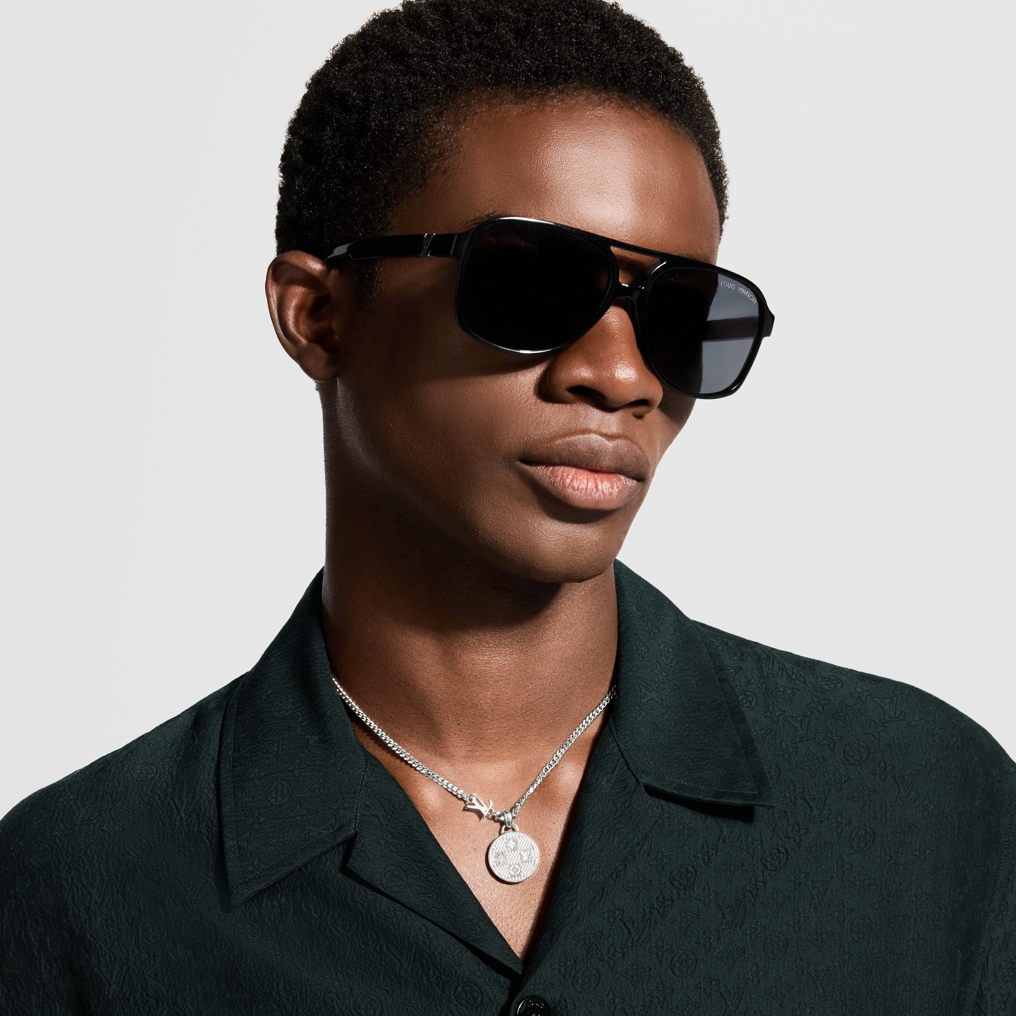 Vivienne Pendant . - Luxury For Him - M00831 Z20 | LOUIS VUITTON
